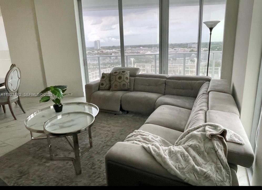 En Renta: $4,100 (3 camas, 3 baños, 1297 Pies cuadrados)