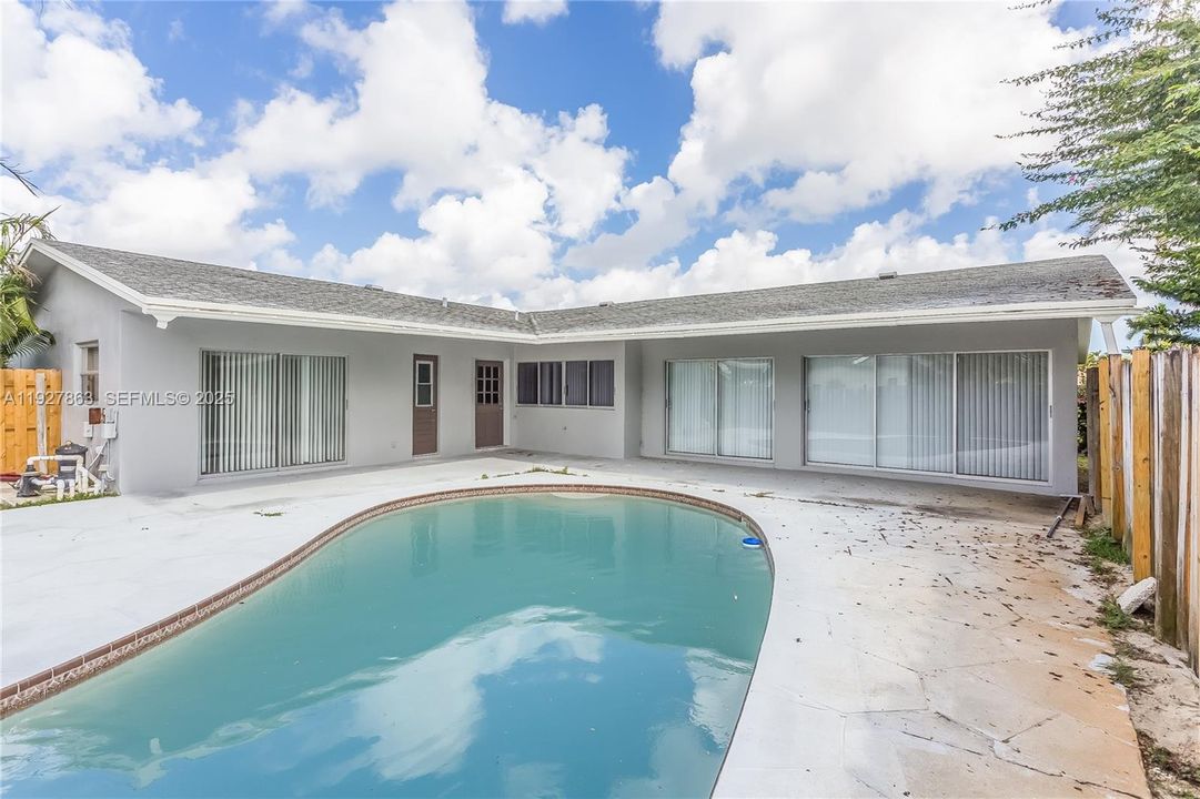 For Rent: $3,325 (4 beds, 2 baths, 1870 Square Feet)