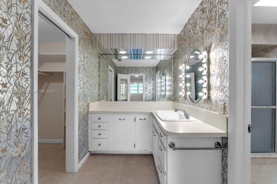 En Venta: $789,000 (3 camas, 2 baños, 2378 Pies cuadrados)