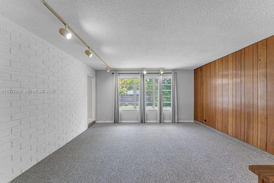 En Venta: $789,000 (3 camas, 2 baños, 2378 Pies cuadrados)