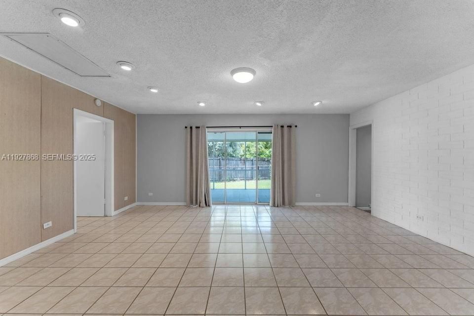 En Venta: $789,000 (3 camas, 2 baños, 2378 Pies cuadrados)