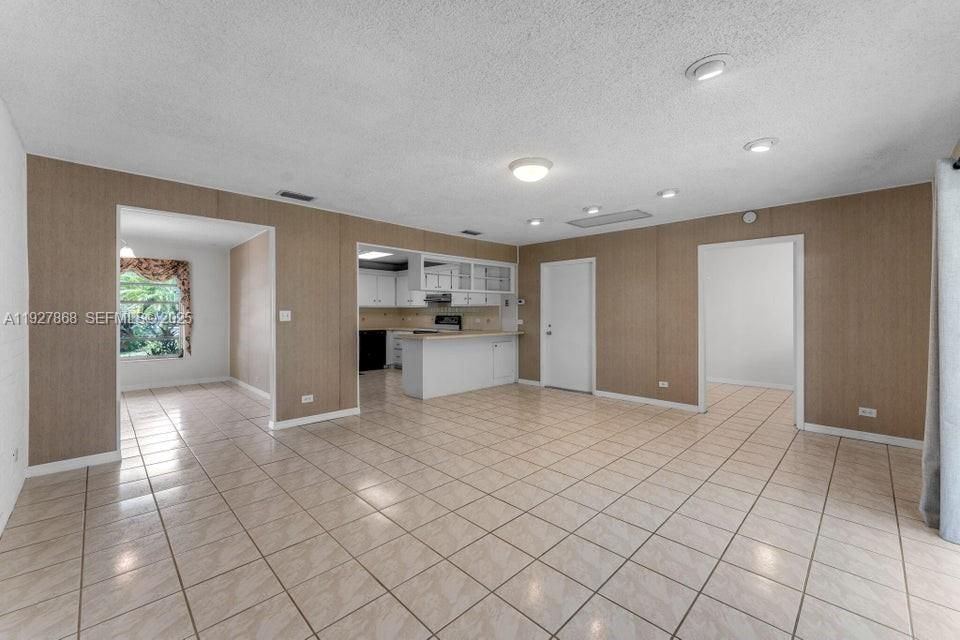 En Venta: $789,000 (3 camas, 2 baños, 2378 Pies cuadrados)