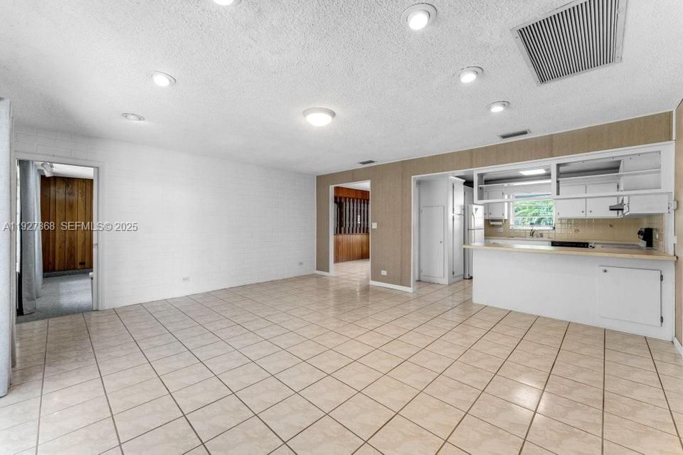 En Venta: $789,000 (3 camas, 2 baños, 2378 Pies cuadrados)