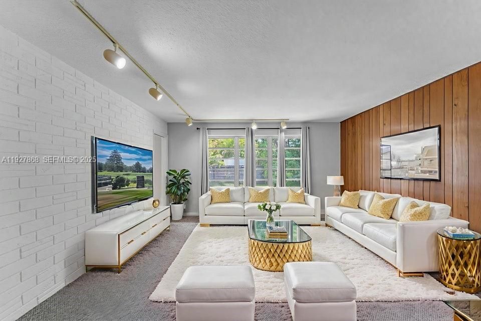 En Venta: $789,000 (3 camas, 2 baños, 2378 Pies cuadrados)