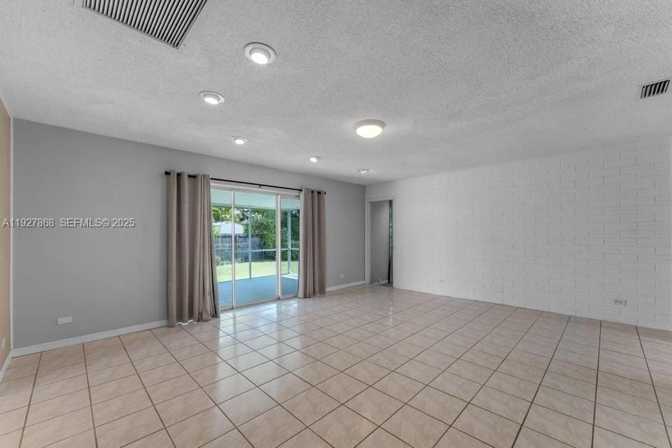 En Venta: $789,000 (3 camas, 2 baños, 2378 Pies cuadrados)