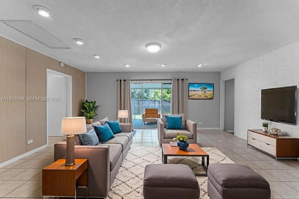 En Venta: $789,000 (3 camas, 2 baños, 2378 Pies cuadrados)