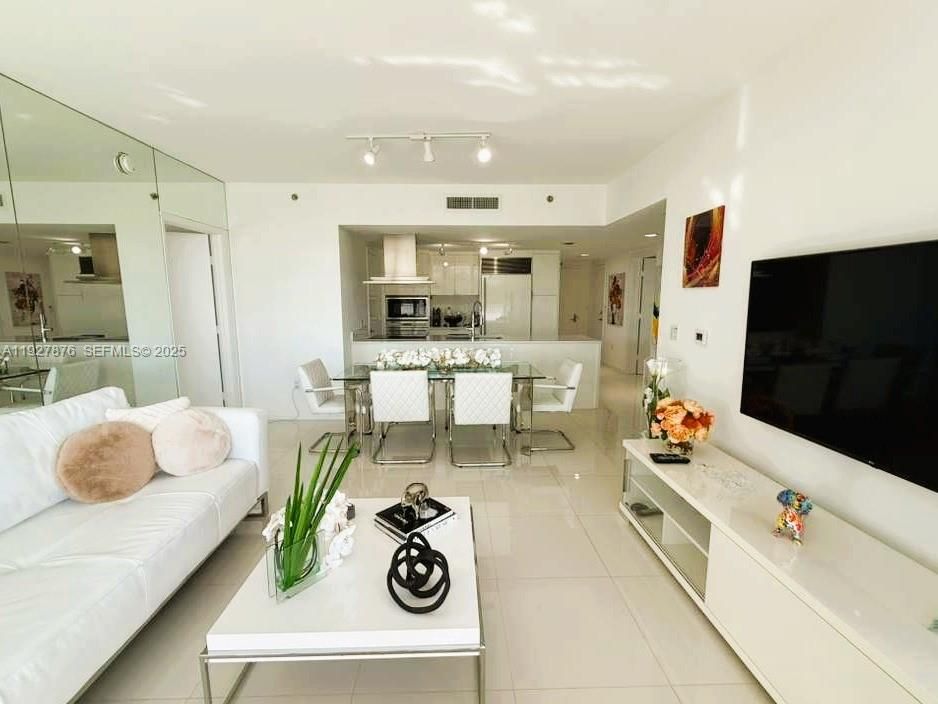 В аренду: $5,500 (2 спален, 2 ванн, 1255 Квадратных фут)