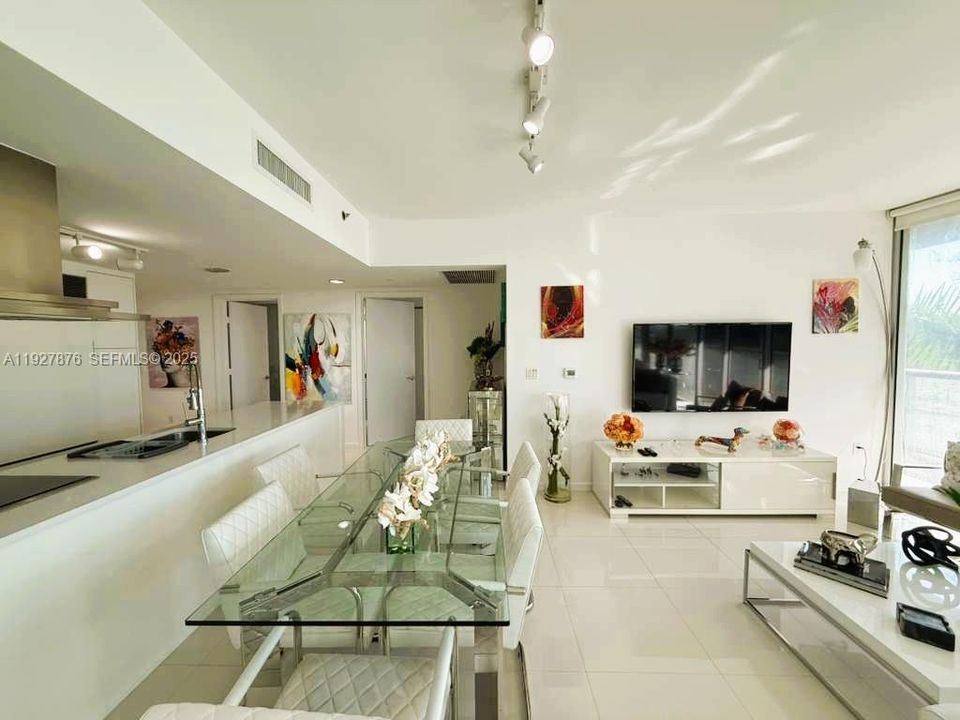 В аренду: $5,500 (2 спален, 2 ванн, 1255 Квадратных фут)