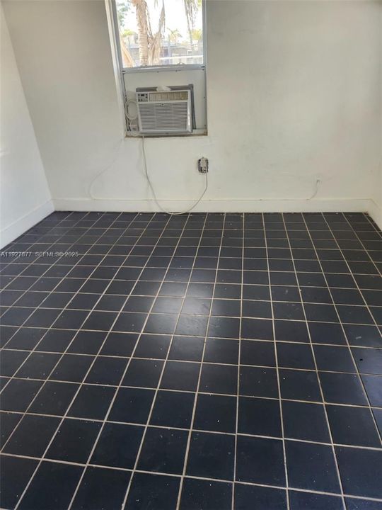 For Sale: $325,000 (3 beds, 1 baths, 1232 Square Feet)