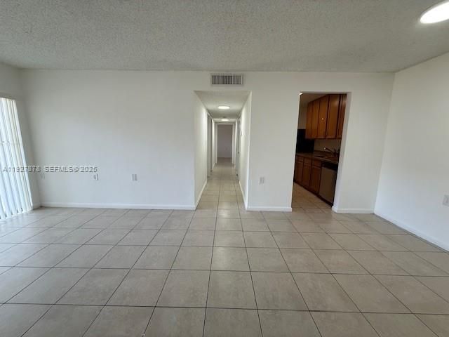 В аренду: $1,900 (3 спален, 2 ванн, 918 Квадратных фут)