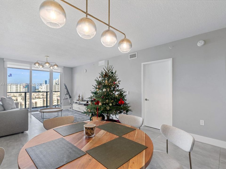 En Venta: $1,200,000 (2 camas, 3 baños, 1541 Pies cuadrados)