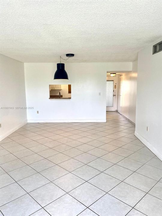 For Rent: $1,900 (2 beds, 2 baths, 1000 Square Feet)