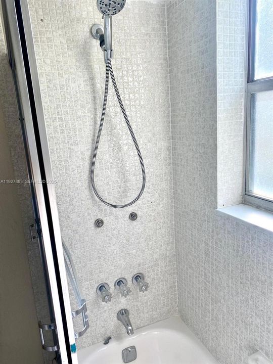 For Rent: $1,900 (2 beds, 2 baths, 1000 Square Feet)