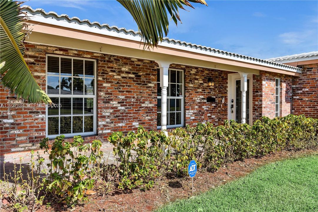 For Sale: $920,000 (3 beds, 3 baths, 1830 Square Feet)