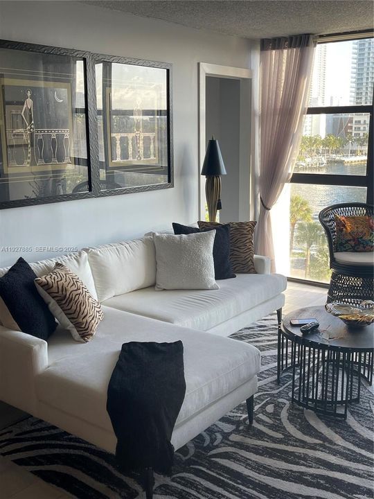 待售: $309,900 (2 贝兹, 2 浴室, 1075 平方英尺)