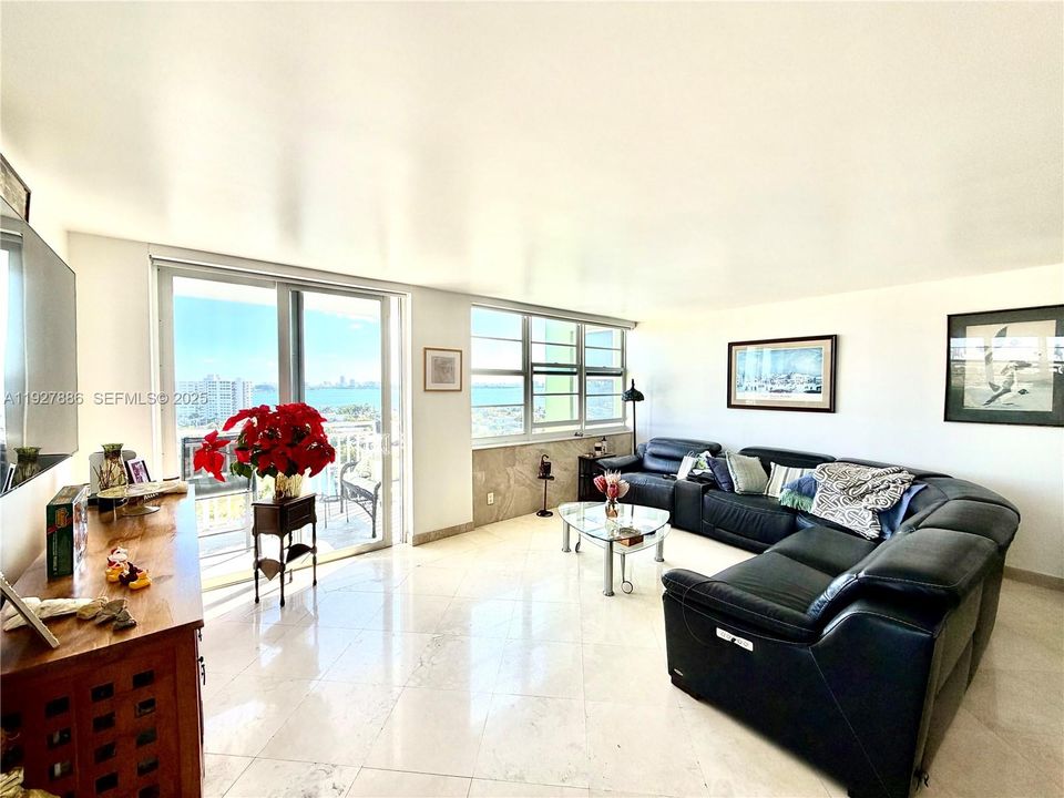 待售: $380,000 (2 贝兹, 2 浴室, 1188 平方英尺)