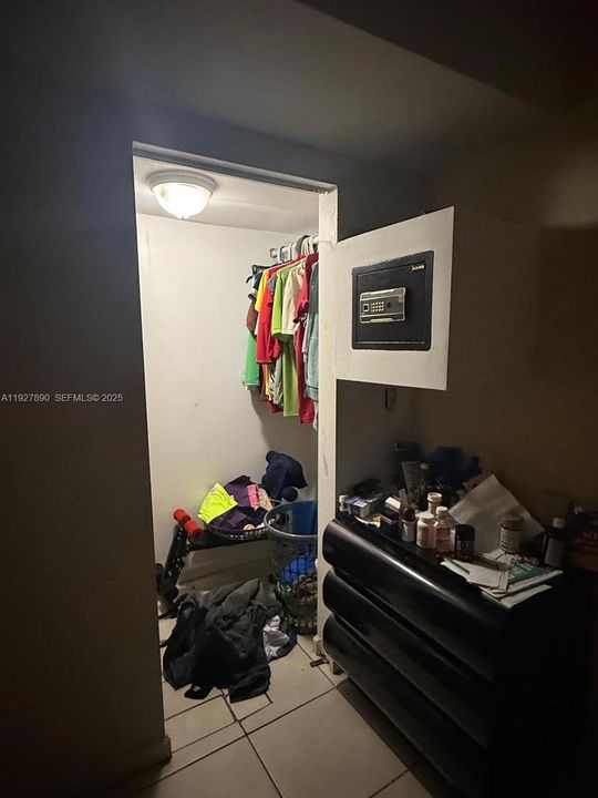 待售: $999,999 (3 贝兹, 2 浴室, 2560 平方英尺)