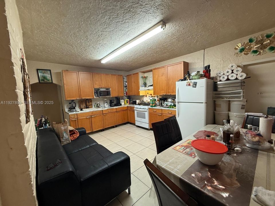 待售: $999,999 (3 贝兹, 2 浴室, 2560 平方英尺)