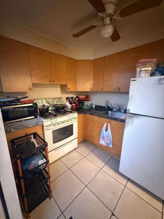 待售: $999,999 (3 贝兹, 2 浴室, 2560 平方英尺)