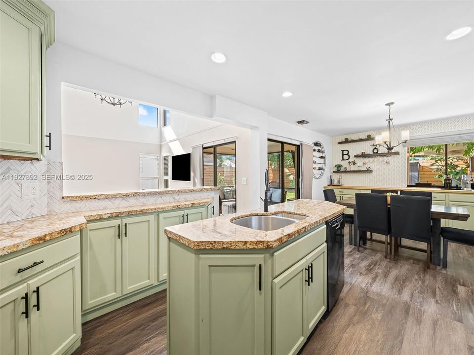 На продажу: $569,900 (4 спален, 2 ванн, 2223 Квадратных фут)