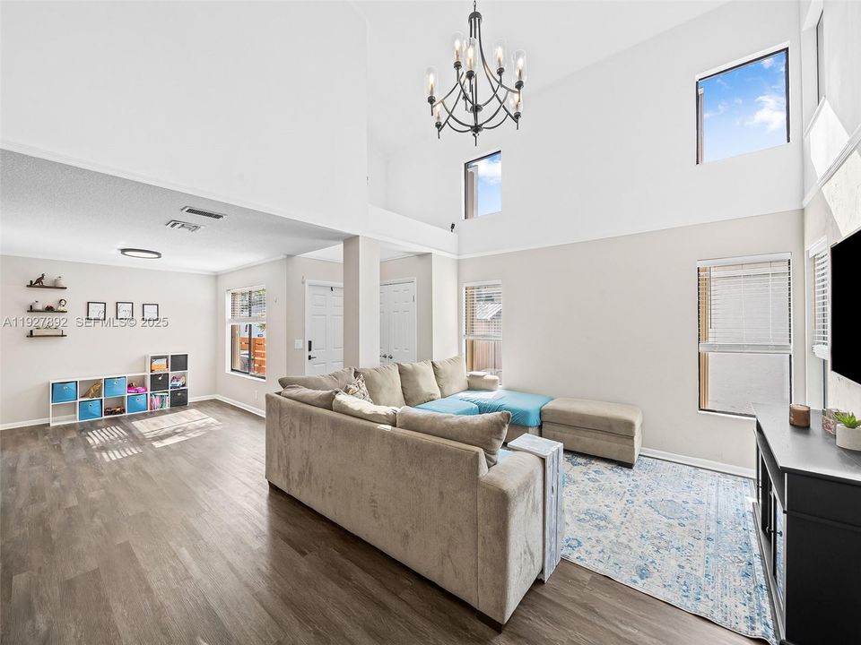 На продажу: $569,900 (4 спален, 2 ванн, 2223 Квадратных фут)