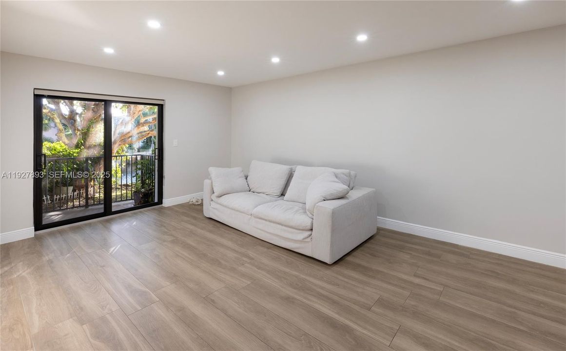 待售: $745,000 (2 贝兹, 2 浴室, 1011 平方英尺)