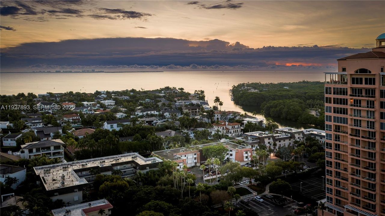 待售: $745,000 (2 贝兹, 2 浴室, 1011 平方英尺)