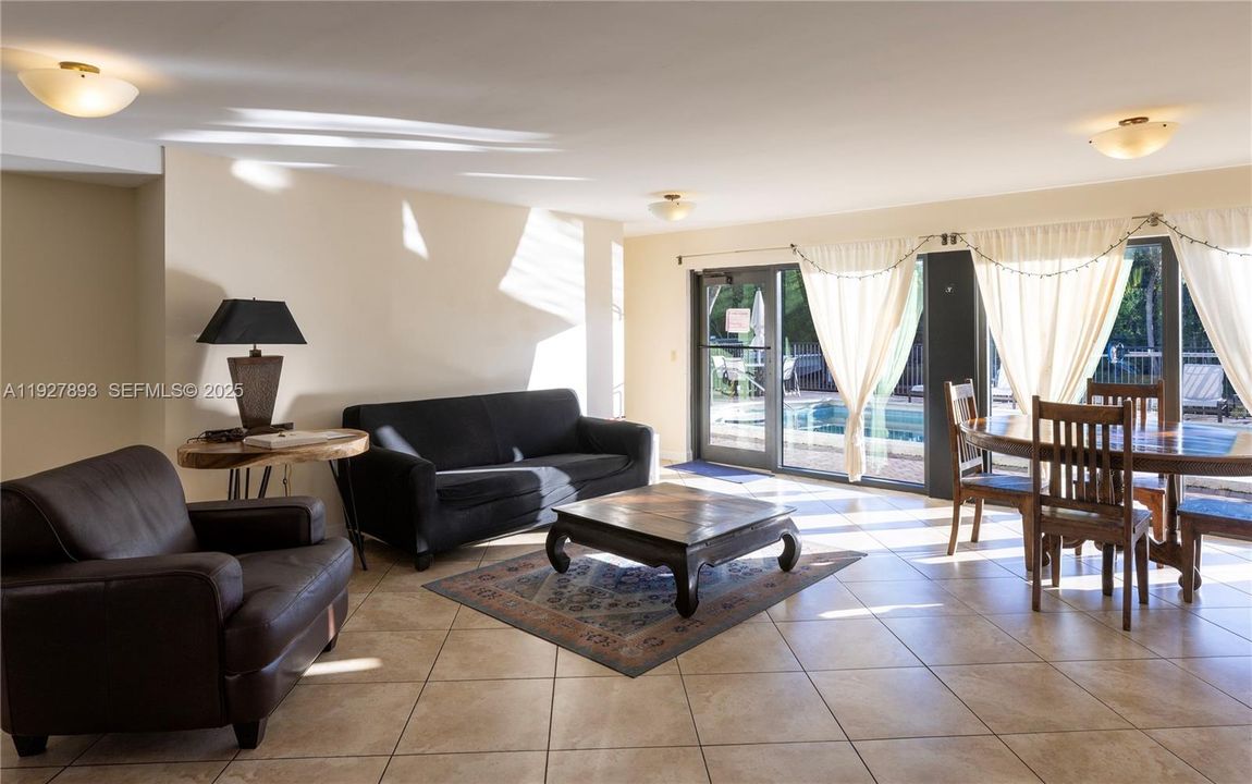 待售: $745,000 (2 贝兹, 2 浴室, 1011 平方英尺)