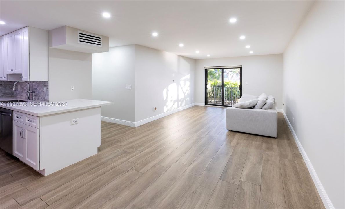 待售: $745,000 (2 贝兹, 2 浴室, 1011 平方英尺)