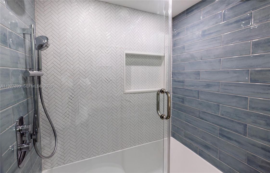 待售: $745,000 (2 贝兹, 2 浴室, 1011 平方英尺)