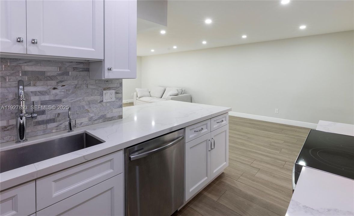 待售: $745,000 (2 贝兹, 2 浴室, 1011 平方英尺)