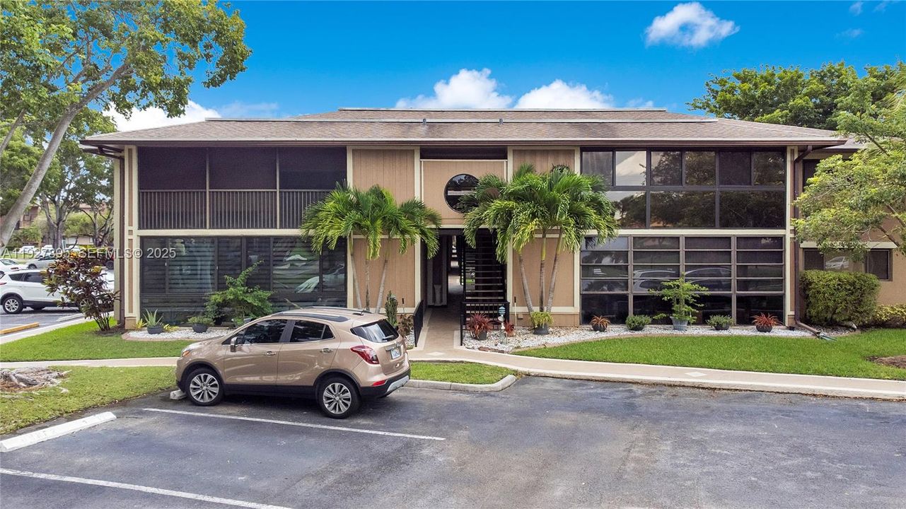 For Sale: $138,000 (2 beds, 2 baths, 827 Square Feet)