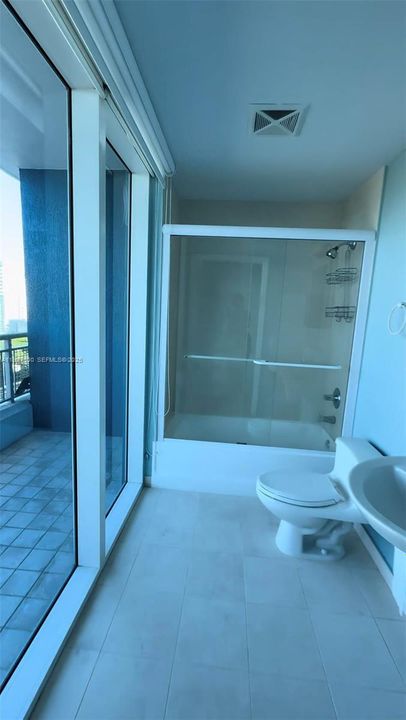 В аренду: $2,300 (0 спален, 1 ванн, 431 Квадратных фут)