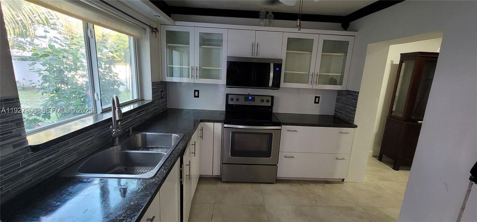 В аренду: $2,500 (2 спален, 1 ванн, 1233 Квадратных фут)