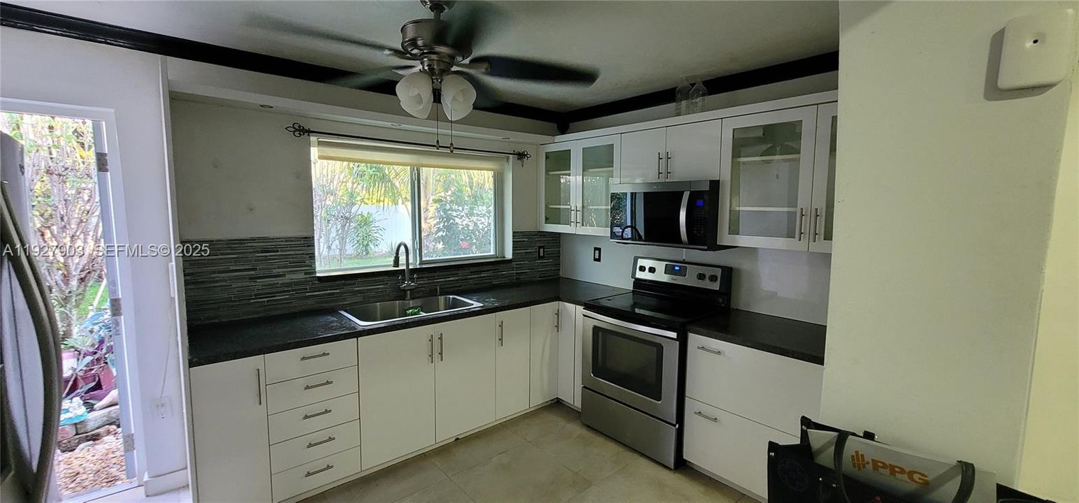 В аренду: $2,500 (2 спален, 1 ванн, 1233 Квадратных фут)