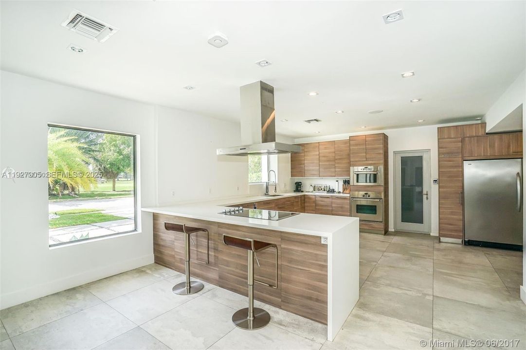 待售: $4,500,000 (5 贝兹, 4 浴室, 4248 平方英尺)