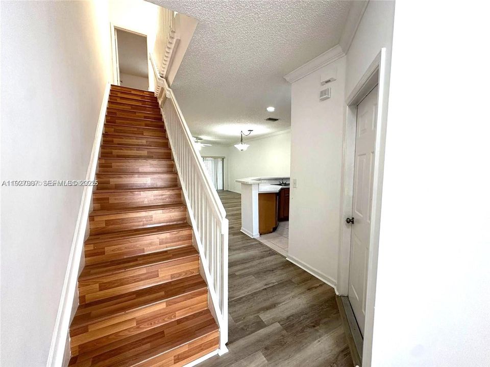 В аренду: $2,400 (3 спален, 2 ванн, 1427 Квадратных фут)