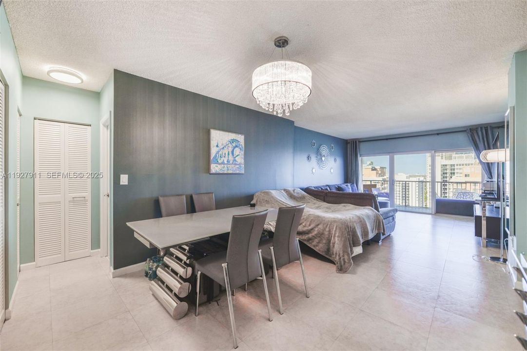 待售: $415,000 (1 贝兹, 1 浴室, 870 平方英尺)