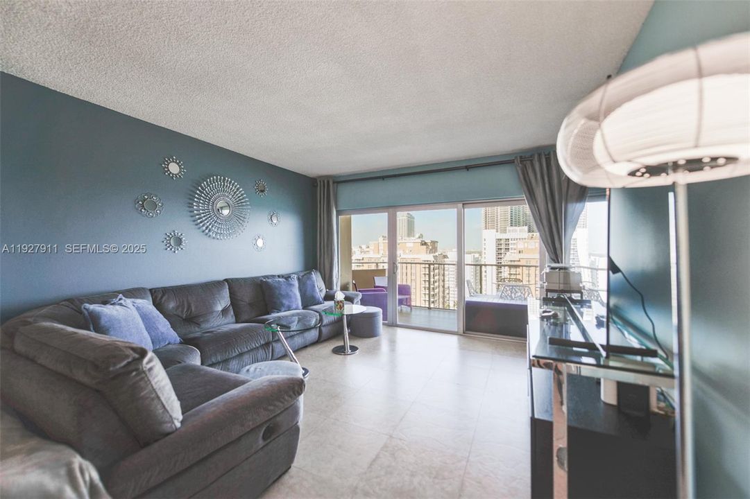 待售: $415,000 (1 贝兹, 1 浴室, 870 平方英尺)