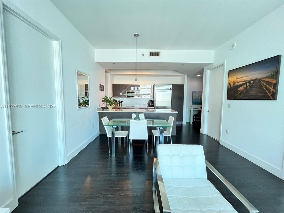 出租: $4,200 (2 贝兹, 2 浴室, 1111 平方英尺)