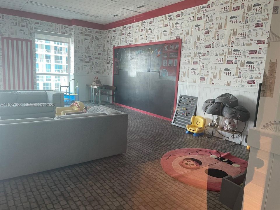 В аренду: $3,950 (1 спален, 1 ванн, 748 Квадратных фут)