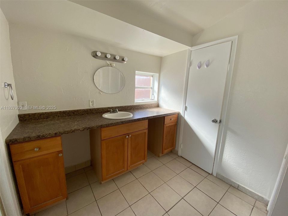 В аренду: $1,700 (1 спален, 1 ванн, 700 Квадратных фут)