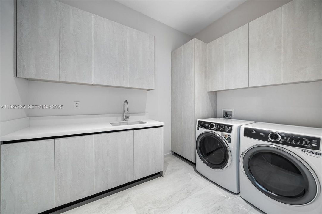 待售: $4,999,000 (6 贝兹, 6 浴室, 3768 平方英尺)