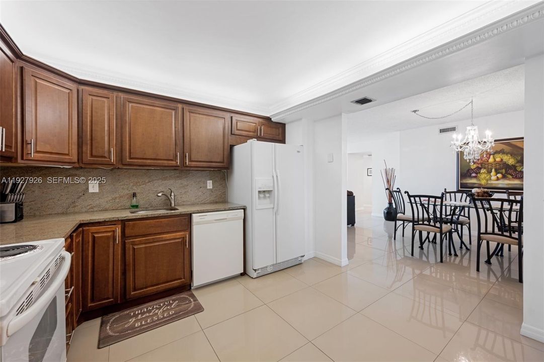 For Sale: $495,000 (2 beds, 2 baths, 1240 Square Feet)