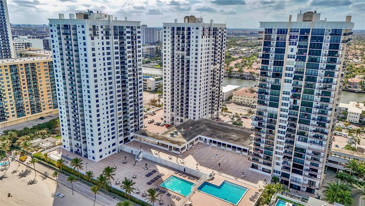 For Sale: $495,000 (2 beds, 2 baths, 1240 Square Feet)