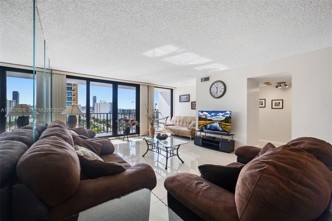 For Sale: $495,000 (2 beds, 2 baths, 1240 Square Feet)