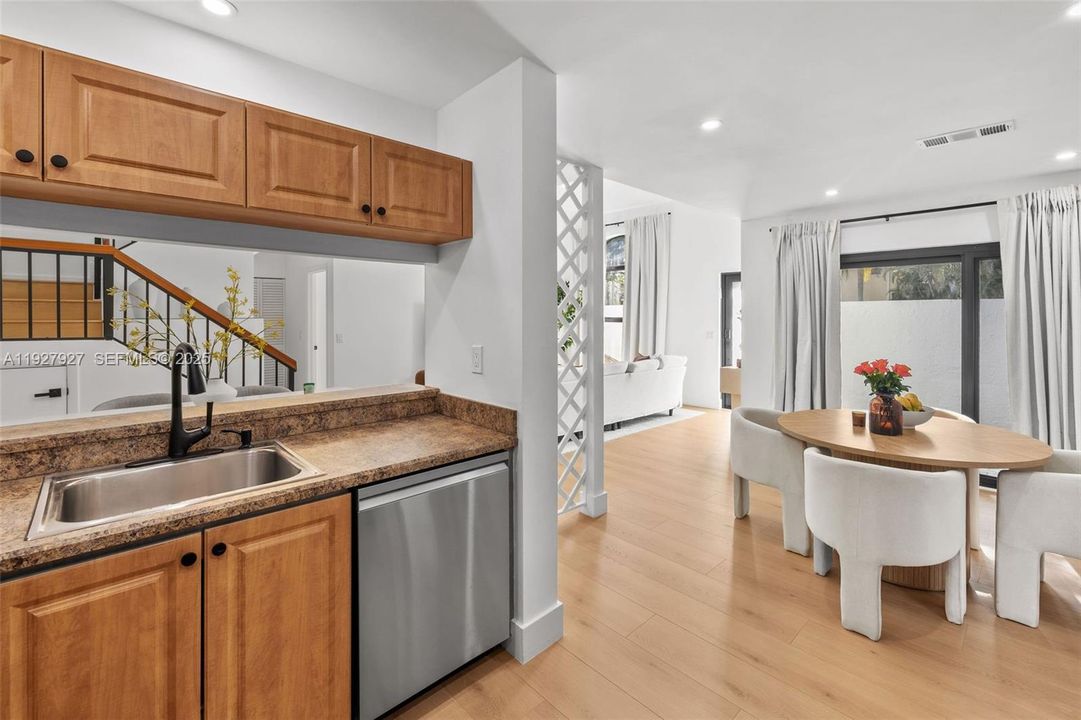 На продажу: $739,000 (3 спален, 2 ванн, 1495 Квадратных фут)