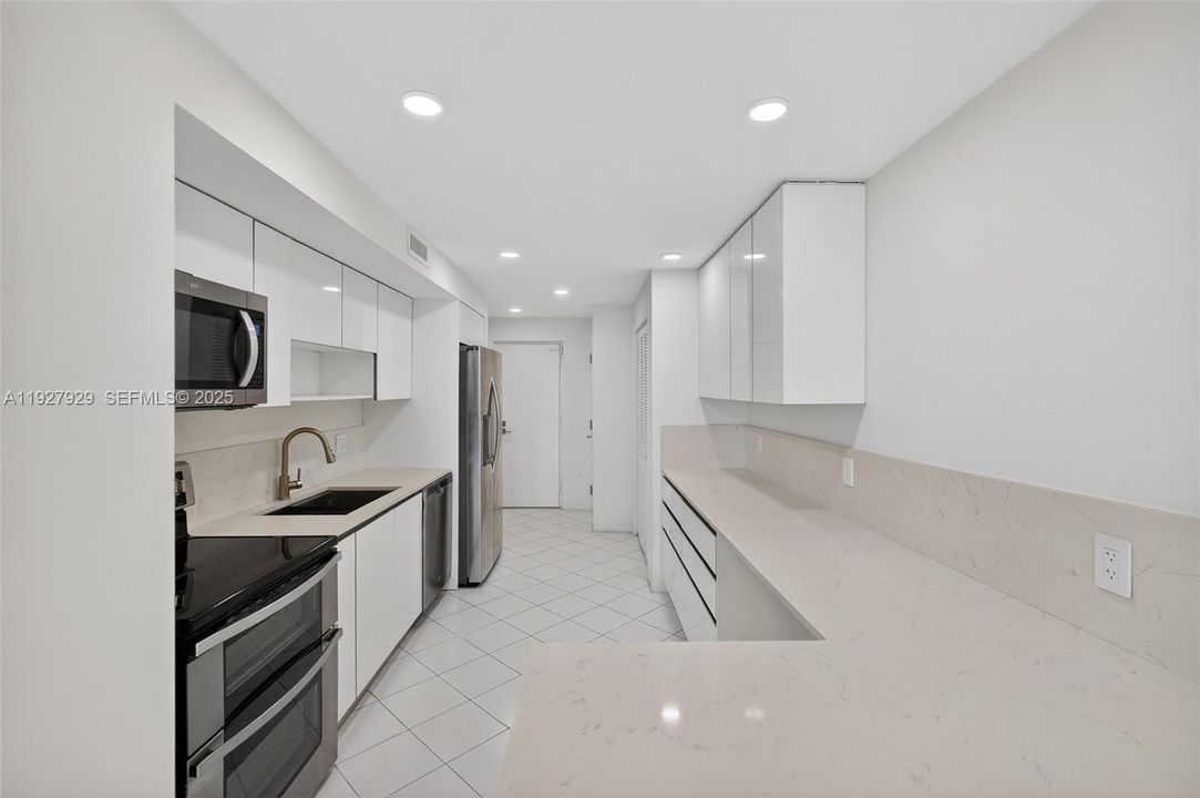 В аренду: $8,900 (2 спален, 2 ванн, 1670 Квадратных фут)