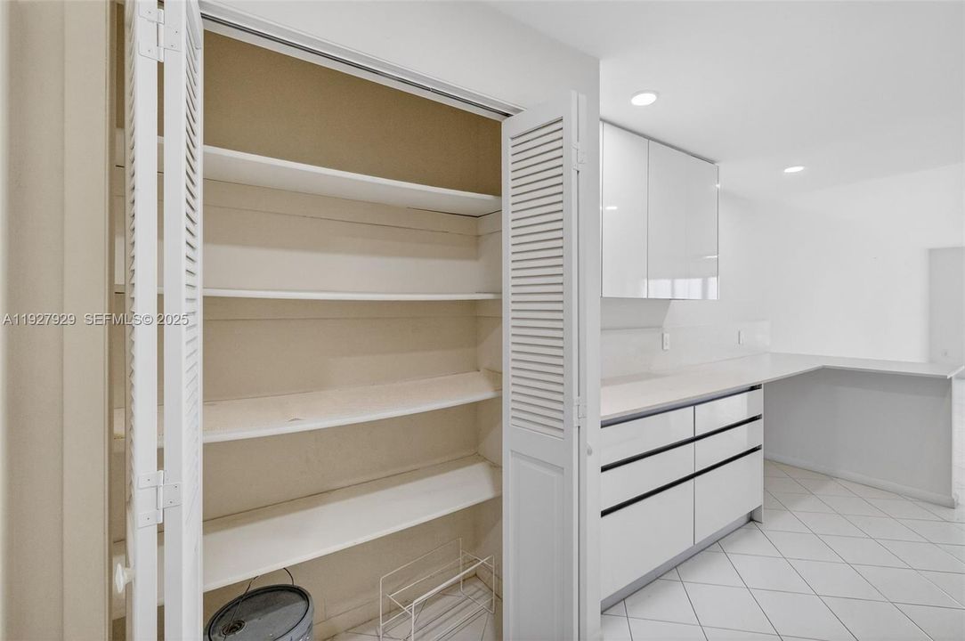 В аренду: $8,900 (2 спален, 2 ванн, 1670 Квадратных фут)