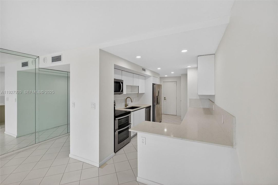 В аренду: $8,900 (2 спален, 2 ванн, 1670 Квадратных фут)